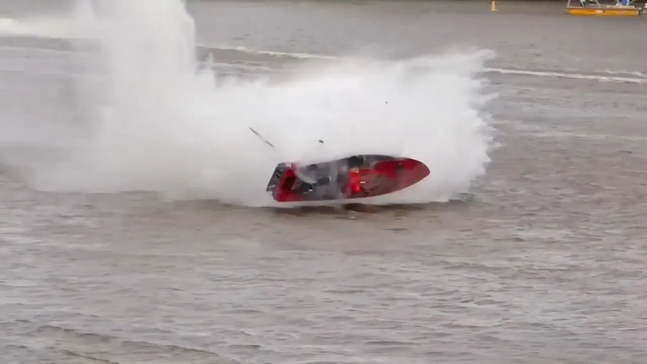 Andrew is lucky to be alive after his speedboat traveling 200km/h crashed  mid-race: Emergency Season 4, Short Video