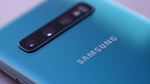 Smartphone samsung galaxy s 10 couleur aigue-marine éditorial illustratif