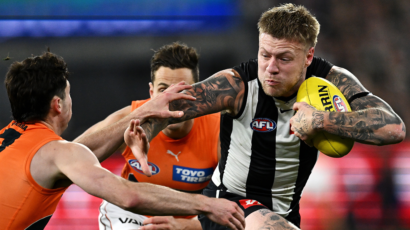 Jordan De Goey runs the ball during the AFL first preliminary final between the Collingwood Magpies and GWS Giants.