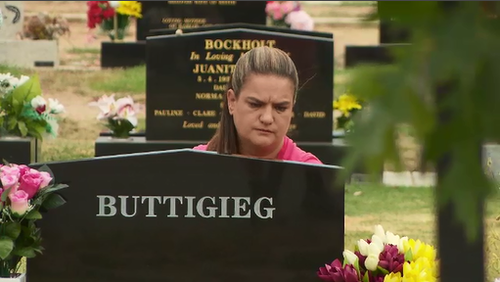 Janelle Saunders visits the grave of her daughter. (9NEWS)