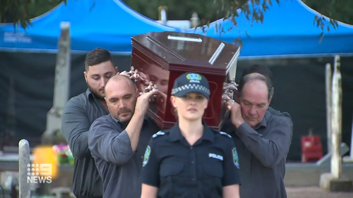 Les porteurs de l'Autorité du cimetière d'Adélaïde portent le corps de l'homme exhumé de Somerton.