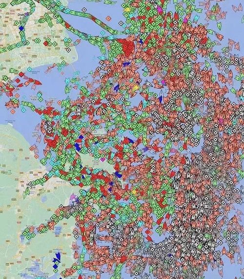 L'image montre des navires immobilisés autour de Shanghai, entraînant des retards de livraison dans le monde.