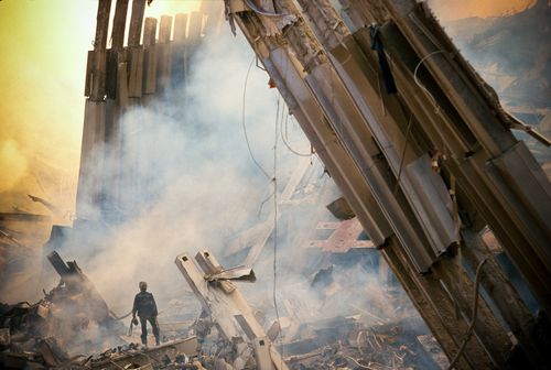 Les décombres du World Trade Center couvent un jour après que deux avions commerciaux détournés ont frappé les tours jumelles de New York, provoquant leur effondrement. 