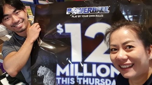 Pitou Hong và Thu Than tại Greystanes Center Newsagency cho biết họ rất vui khi bán được vé Powerball trị giá 12 triệu đô. (Ảnh được cung cấp)