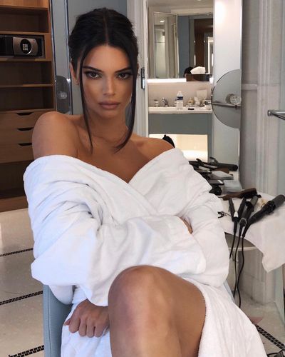 <p>Along with the
title of the world&rsquo;s&nbsp;most highly-paid model, Kendall Jennercan now claim the crown of owner
of the world&rsquo;s most natural-looking pout.</p>
<p>No, the
supermodel hasn&rsquo;t turned to injections or fillers, but rather the beauty bag of
her long-term makeup artist, Mary Philips.</p>
<p>Last week, the
coveted makeup artist created a look for Jenner that is unlike anything we have seen her rock
before.</p>
<p>With a
smouldering pout, smokey eye and flawless complexion, you wouldn&rsquo;t be blamed
for thinking we are describing the other Jenner sister.</p>
<p>The result? An
alluring, sensual and high-voltage beauty look that we want to road-test
ourselves.</p>
<p>We have rounded up the
essential beauty products you need to recreate Kendall&rsquo;s look for yourself.</p>