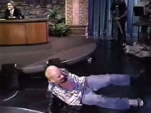 Bobcat Goldthwait, setten koşarak çıkarken düştü.