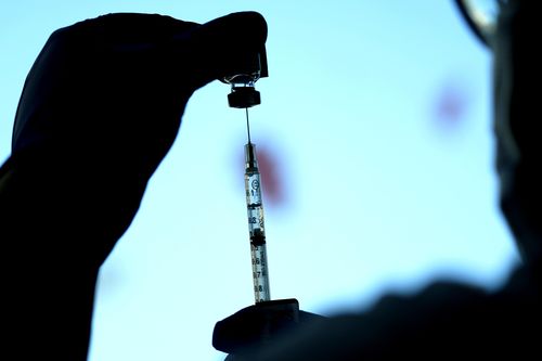 Une dose d'un vaccin Pfizer COVID-19 est préparée à l'hôpital pour enfants de Lurie, le 5 novembre 2021, à Chicago.   