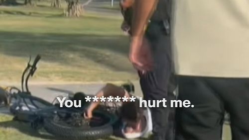 Após ser derrubado no chão, o homem ficou preso no quadro da e-bike.