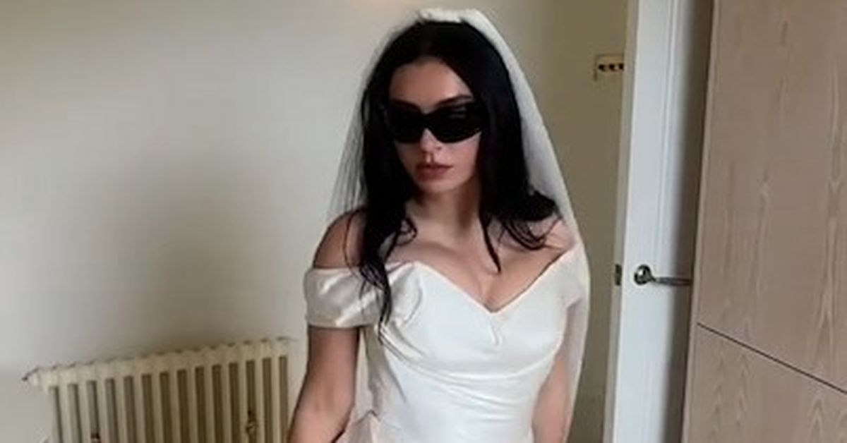 Pop star shocks with surprise wedding to rock band drummer
