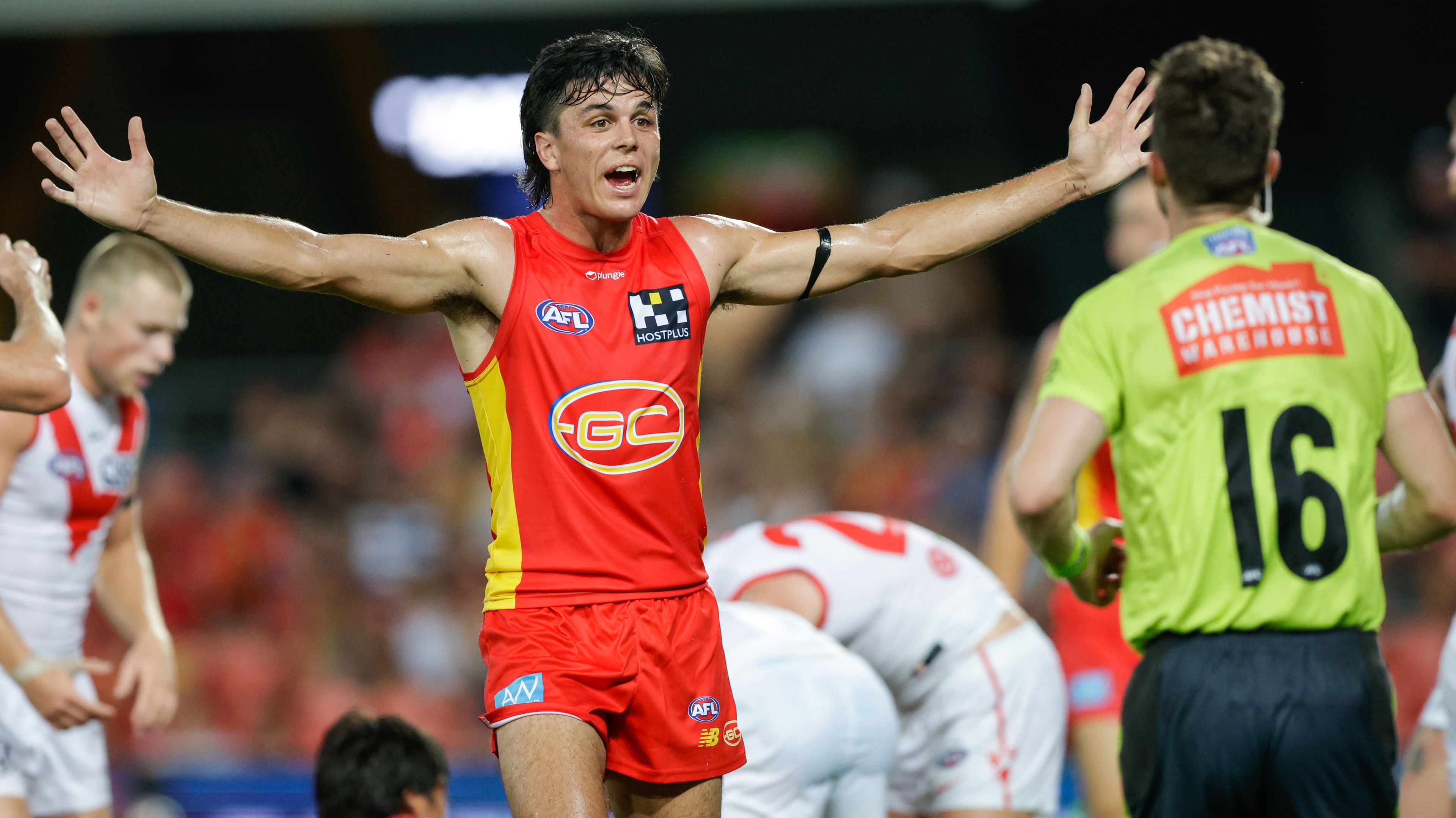 GOLD COAST, AUSTRALIA - MARCH 18: Elijah Hollands of the Suns kicks the ball during the round one AFL match between Gold Coast Suns and Sydney Swans at Heritage Bank Stadium, on March 18, 2023, in Gold Coast, Australia. (Photo by Jono Searle/AFL Photos/via Getty Images)