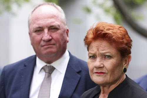 Il deputato del New England Barnaby Joyce e la leader di One Nation, la senatrice Pauline Hanson, durante una conferenza stampa al Parlamento di Canberra lunedì 19 gennaio 2026. fedpol Foto: Alex Ellinghausen