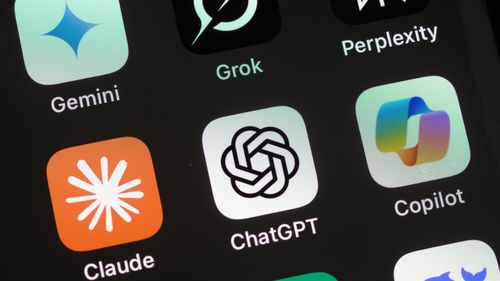 Londres, Reino Unido - 05 10 2025: Tela do iPhone da Apple com ícones do aplicativo de internet de Inteligência Artificial AI ChatGPT, DeepSeek, Gemini, Copilot, Grok, Claude, etc.