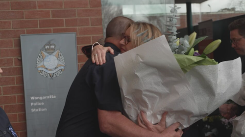 O primeiro -ministro vitoriano Jacinta Allan se reuniu com policiais locais na delegacia de Wangaratta. 