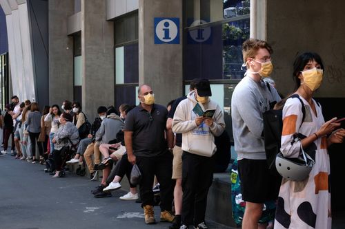 Se ve a las personas haciendo cola para hacerse la prueba del coronavirus en el Royal Melbourne Hospital el martes 10 de marzo de 2020.  