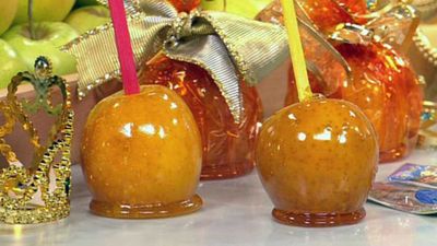 Click through for our&nbsp;<a href="http://kitchen.nine.com.au/2016/05/19/15/01/gold-toffee-apples" target="_top">Gold toffee apples</a>&nbsp;recipe