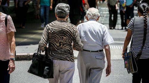 Yaşlı bir çift Brisbane'de yürüyüş yapıyor.
