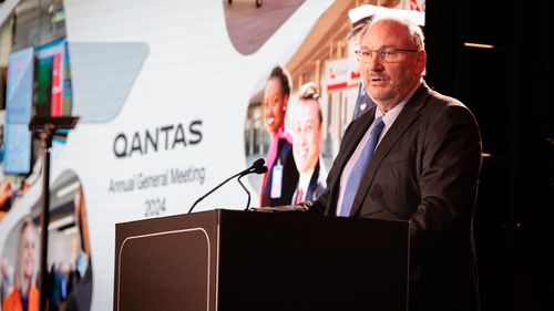 Il presidente di Qantas John Mullen all'assemblea generale annuale del 2024 a Hobart.