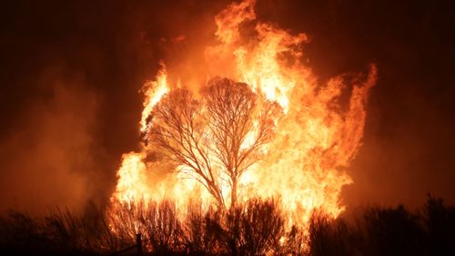 A bushfire burning south of Canberra threatening communities in Bumbalong.