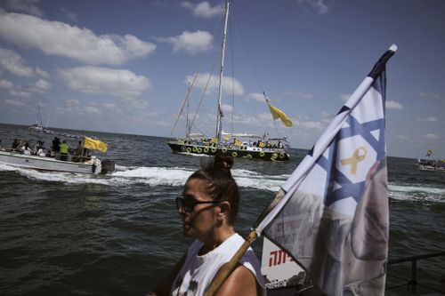 Parentes de reféns israelenses mantidos pelo Hamas navegando pela costa de Israel