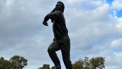 Uma estátua do falecido Lucius Warne, Australia Australia Cricket Legend, MCG extra em Melbourne.