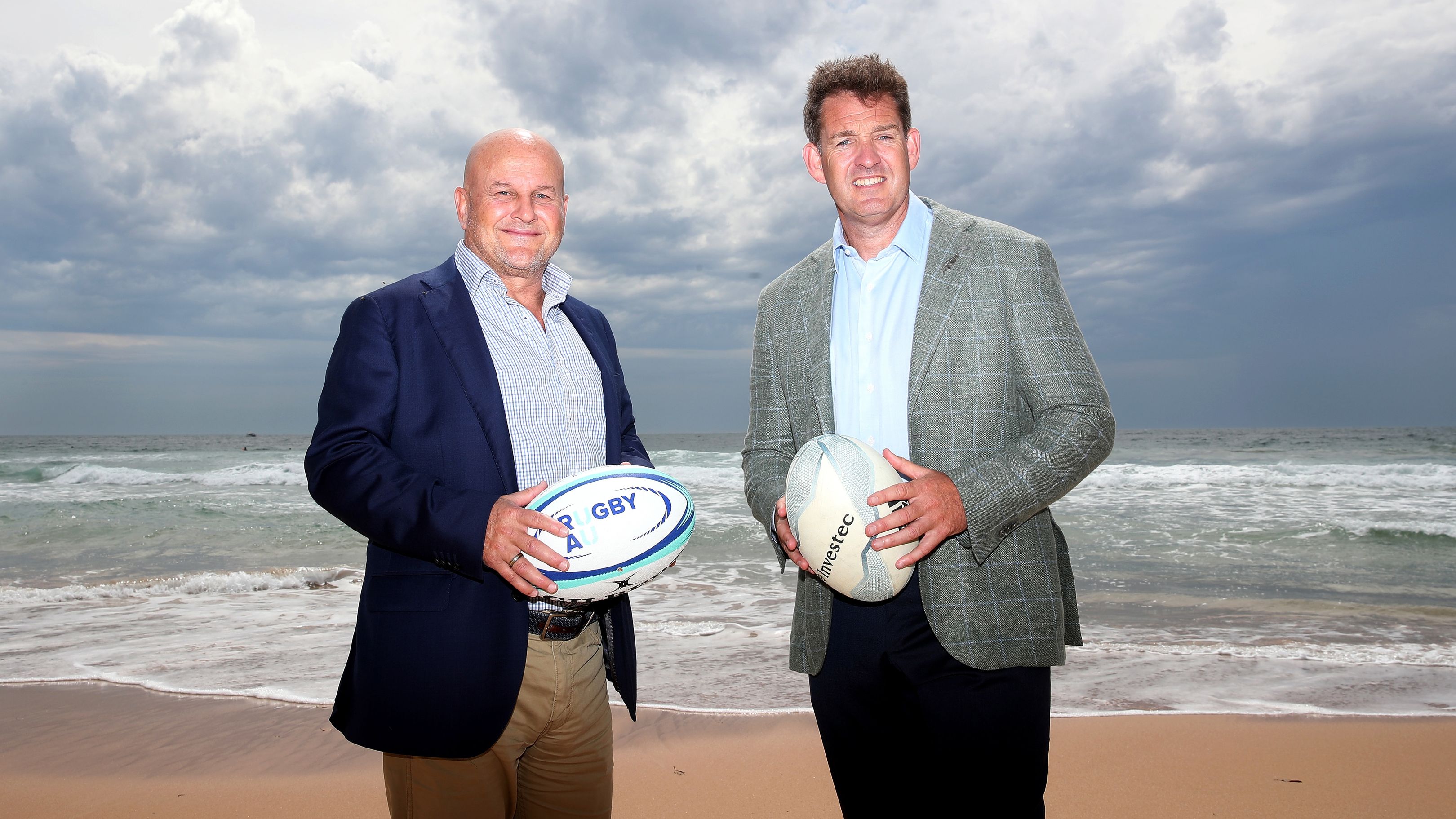 Rugby Australia&#x27;s interim chief executive Rob Clarke and NZ Rugby chief executive Mark Robinson at Manly Beach in 2020.