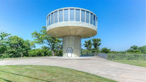 Unusual quirky UFO property real estate architecture design USA 