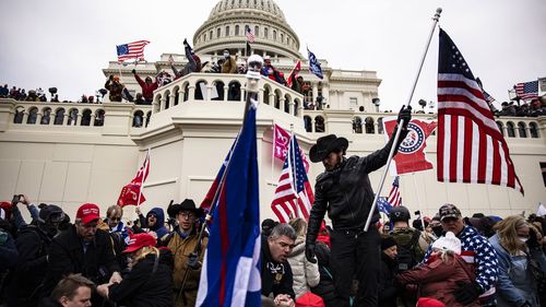 Les partisans pro-Trump prennent d’assaut le Capitole américain 