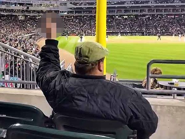 Baseball fan flips off Mexican wave