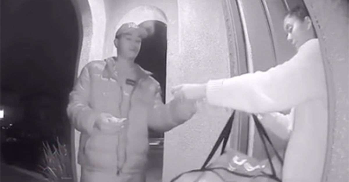 Woman's 'embarrassing' exchange with pizza delivery guy caught by doorbell camera - 9Honey
