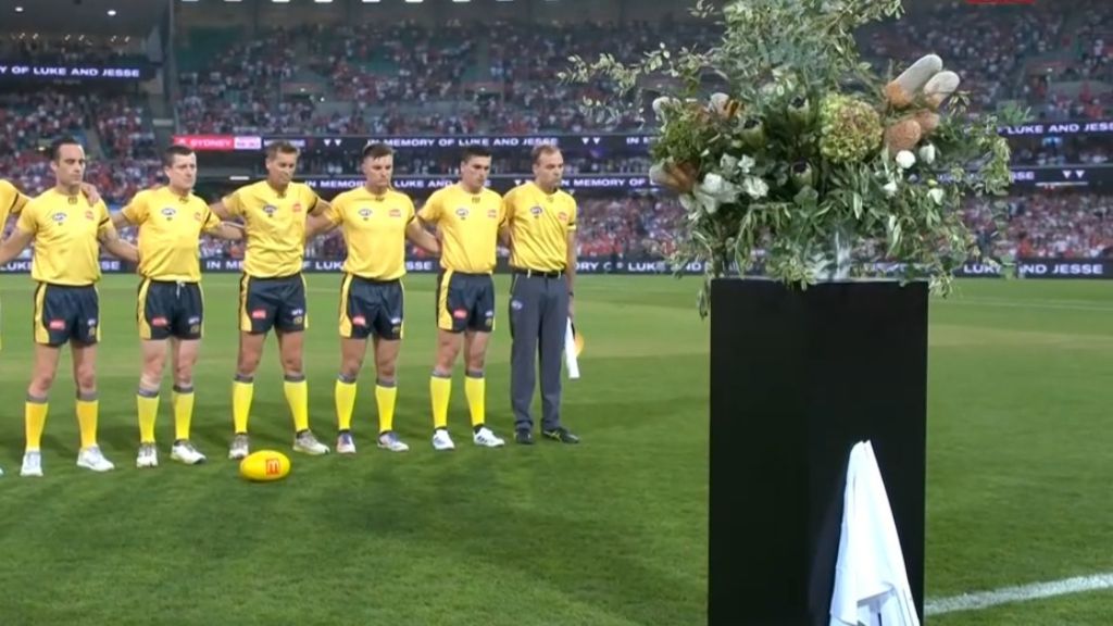 AFL pays tribute to Jesse Baird and Luke Davies in emotional moment of silence 