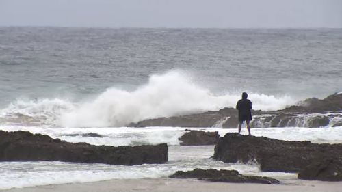 The beaches at the Gold Coast are set to receive heavy falls of rain tomorrow. (9NEWS)