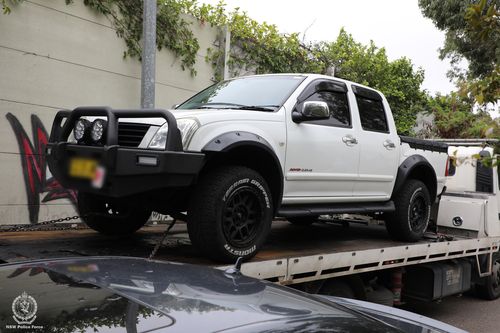 Policiais invadiram ontem quatro propriedades e apreenderam três veículos.
