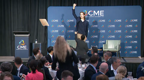 19 yaşındaki aktivist, 'Burrup Hub'ı engelle!' ve 'Browse'ı bloke et!' diye bağırdı.