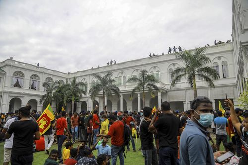 I manifestanti si riuniscono all'interno della residenza ufficiale dei presidenti dello Sri Lanka a Colombo, Sri Lanka, sabato 9 luglio 2022. 