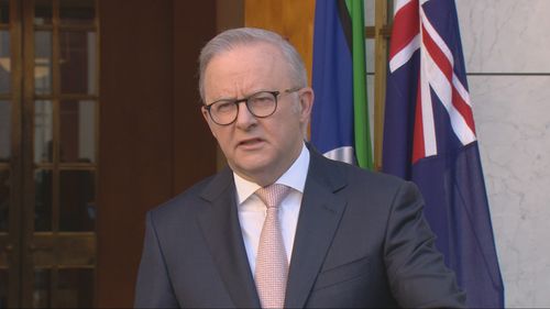 O primeiro-ministro Anthony Albanese em uma conferência de imprensa esta manhã. 