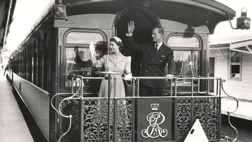 La Reina y el Príncipe Felipe en el tren real en la Estación Central de Sydney.