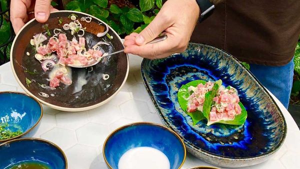 Raw tuna and lemongrass on betel leaves 