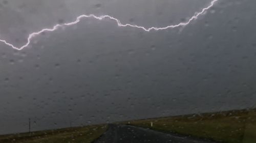 La foudre danse dans le ciel près de Griffith, NSW.  De violentes tempêtes ont apporté des pluies torrentielles sur la Riverina, dans le sud-ouest de l'État. 