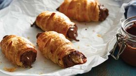 Three-ingredients lava croissants with a Nutella and banana surprise