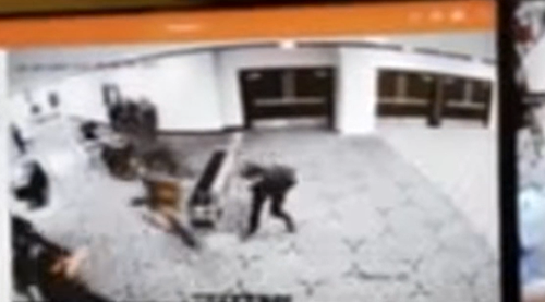 Nei minuti precedenti la sparatoria, la CCTV ha catturato il presunto attentatore mentre correva oltre i controlli di sicurezza verso la sala da ballo principale del Washington Hilton.