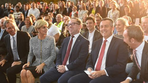 Qantas CEO Alan Joyce (centre) sits with Australian Foreign Affairs Minister Julie Bishop (scond from left) as hundreds of staff look on during the arrival. (AAP)