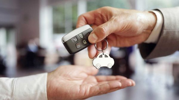 Car rental handover of keys