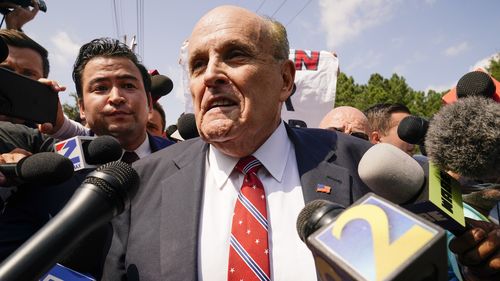 Rudy Giuliani s'exprime devant la prison du comté de Fulton, le mercredi 23 août 2023, à Atlanta. 