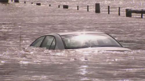 Deux hommes ont été extraits d'une voiture coincée dans les eaux de crue à East Gippsland, à Victoria. 