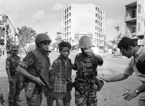 Associated Press photographer and Pulitzer Prize winner (1969) Eddie Adams took this photo on the streets of Saigon. (AAP)