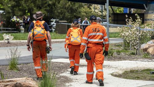 La police et les volontaires des services d'urgence de l'État cherchaient initialement l'étang et le parc à proximité à la recherche d'une fille disparue.