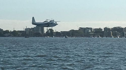 The plane moments before it crashed into the Swan River. (Supplied/Chardae Brasher)