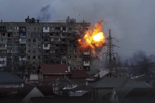 O explozie este văzută într-o clădire de apartamente după incendiile tancurilor armatei ruși în Mariupol, Ucraina, vineri, 11 martie 2022. (AP Photo/Evgeniy Maloletka)