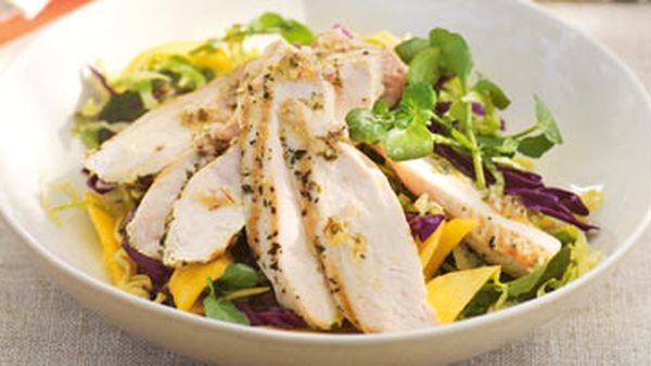 Barbecued chicken salad with mangoes