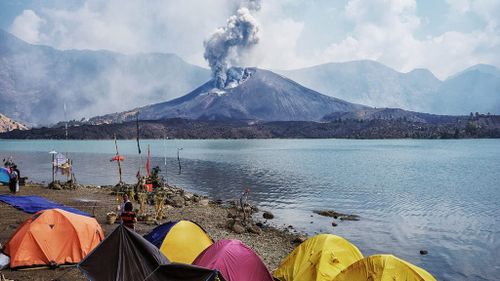 Mount Rinjani caused travel chaos when it erupted last November. (File/AAP)